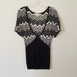Bette Paige Deep V-Neck Short Sleeve Knit Sweater Shirt Black White Chevron